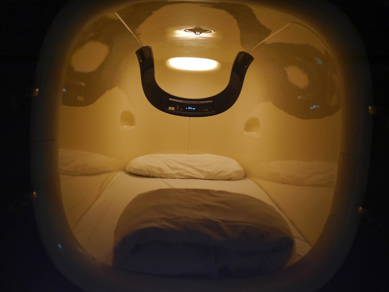 sleeping in a japanese capsule. - The Tale of Two TingsThe Tale of Two ...